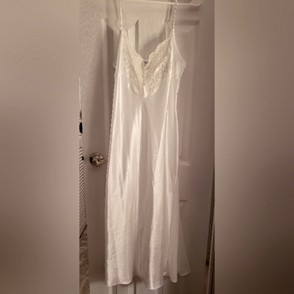 Women's Ivy & Annabelle, White Satin with Lace Maxi Nightgown, NWOT